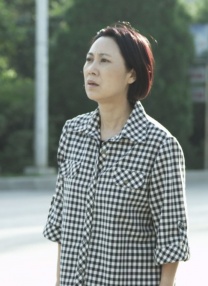 女仆开腿露出隐私